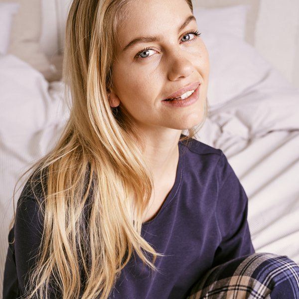 Marineblaues langärmeliges Bambus-T-Shirt mit Rundhalsausschnitt