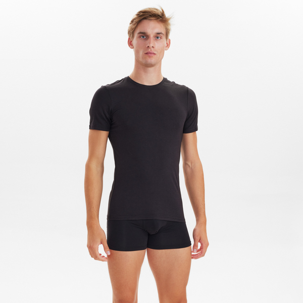 2 schwarzes schmal geschnittenes T-Shirt mit Rundhalsausschnitt aus Bambus