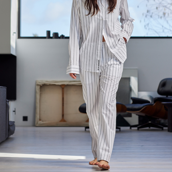 Weiße Pyjamahose aus Bambus mit schmalen grauen Streifen