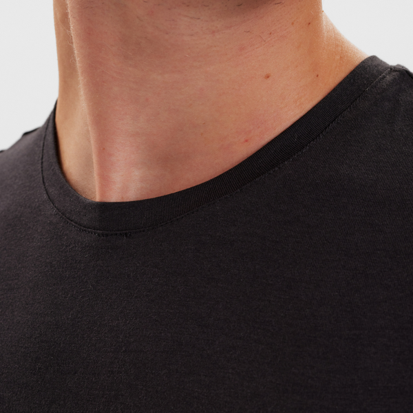 2 schwarzes schmal geschnittenes T-Shirt mit Rundhalsausschnitt aus Bambus