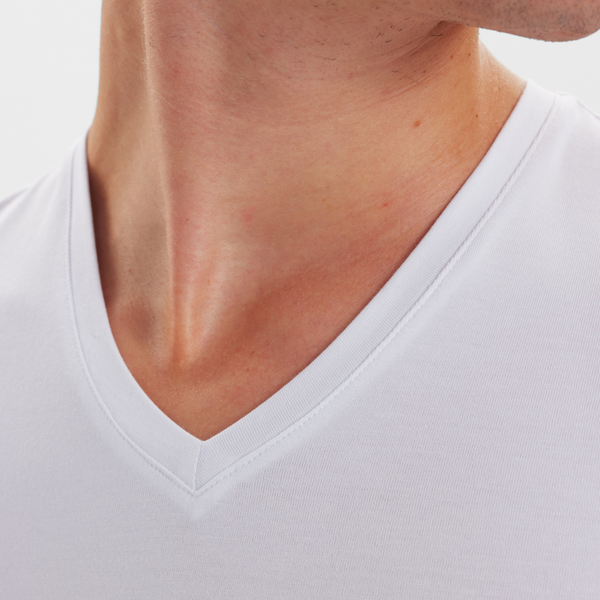 2 weiße Slim Fit T-Shirts mit Bambus-V-Ausschnitt