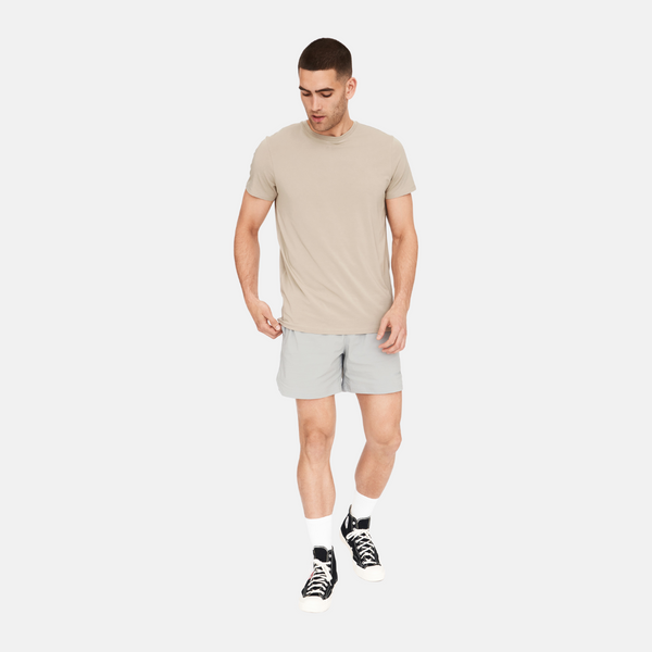 Dunkles khakifarbenes Bambus-T-Shirt mit Rundhalsausschnitt