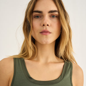 Grünes Bambus-Tanktop mit breiten Trägern