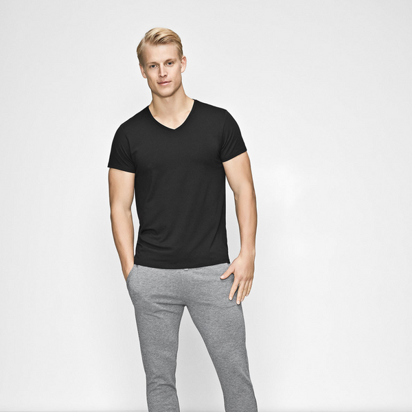 Schwarzes Bambus-T-Shirt mit V-Ausschnitt