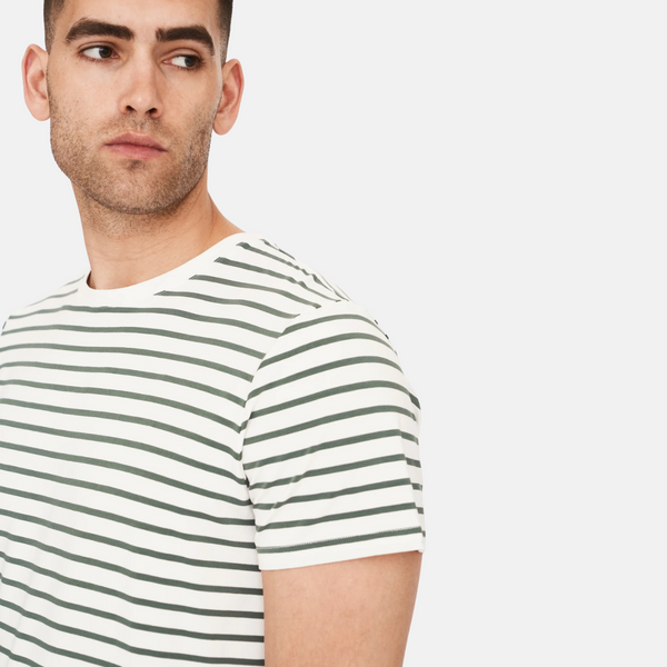 Grün/weiß gestreiftes Bambus-T-Shirt mit Rundhalsausschnitt