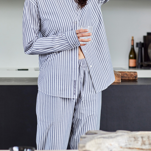 Pyjamahose aus Bambus mit breiten weißen und grauen Streifen