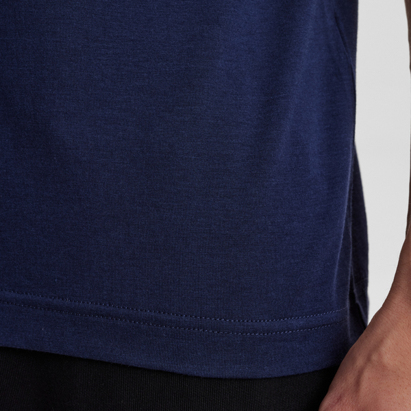 Marineblaues Bambus-T-Shirt mit Rundhalsausschnitt und Aufdruck