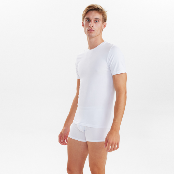 2 weißes, schmal geschnittenes Bambus-T-Shirt mit Rundhalsausschnitt