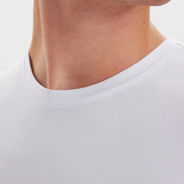 2 weißes, schmal geschnittenes Bambus-T-Shirt mit Rundhalsausschnitt