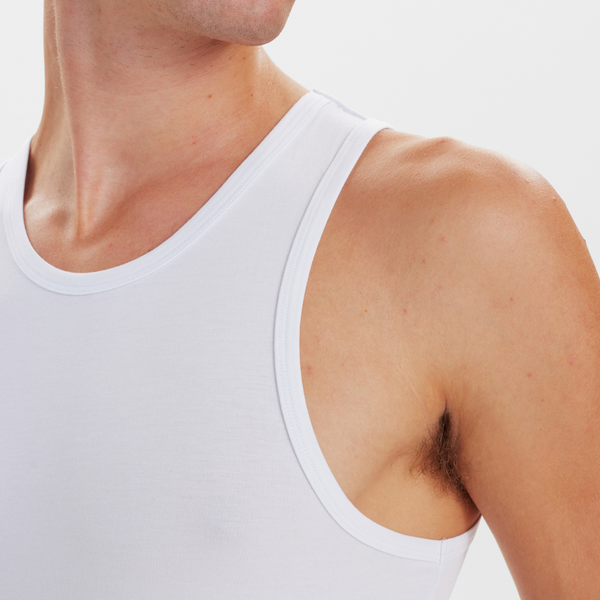 2 weiße Tanktops aus Bambus