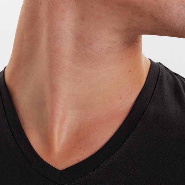 2 schwarzes schmal geschnittenes Bambus-T-Shirt mit V-Ausschnitt