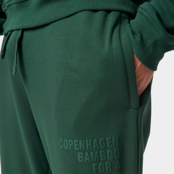 Grüne Bambus-Sweatpants mit Logo