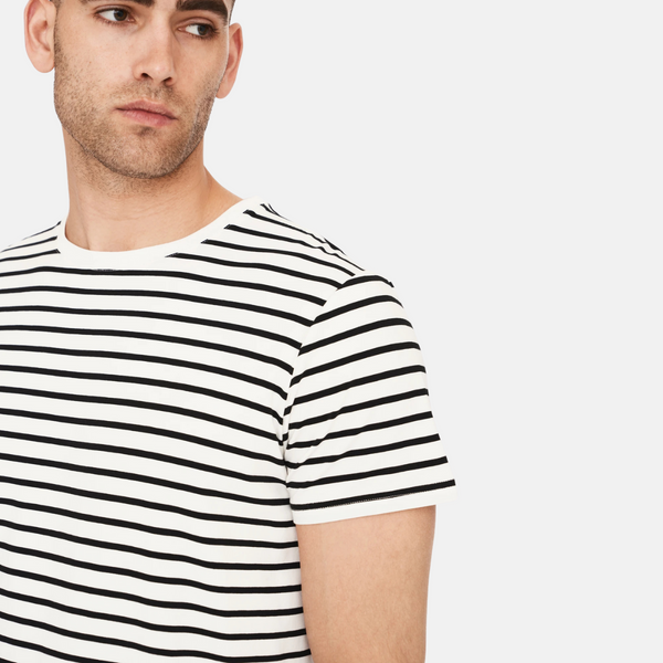 Schwarz-weiß gestreiftes Bambus-T-Shirt mit Rundhalsausschnitt