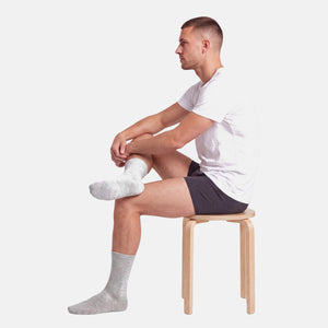 Grå bambus tennissokker fra Lindbergh – model siddende