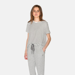 Hvid grå stribet pyjamassæt fra CCDK