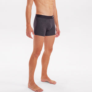 3 pak bambus underbukser i lyseblå/navy/mørkegrå fra Jack & Jones, mørkegråt par på model skråt forfra